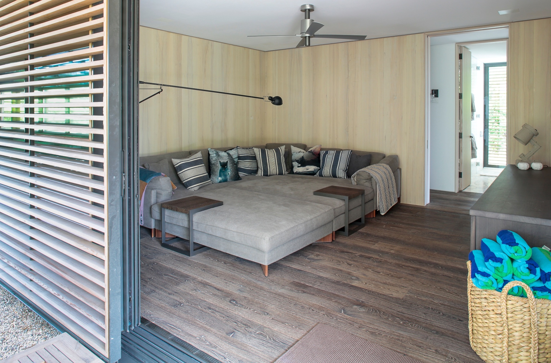 (Imagem do NYT, usar apenas no respectivo material) Muitas vezes os hóspedes são convidados pelos anfitriões, George Yabu e Glenn Pushelberg, a assistirem filmes em uma das confortáveis salas da casa de praia em Long Island - Eric Striffler/ The New York Times