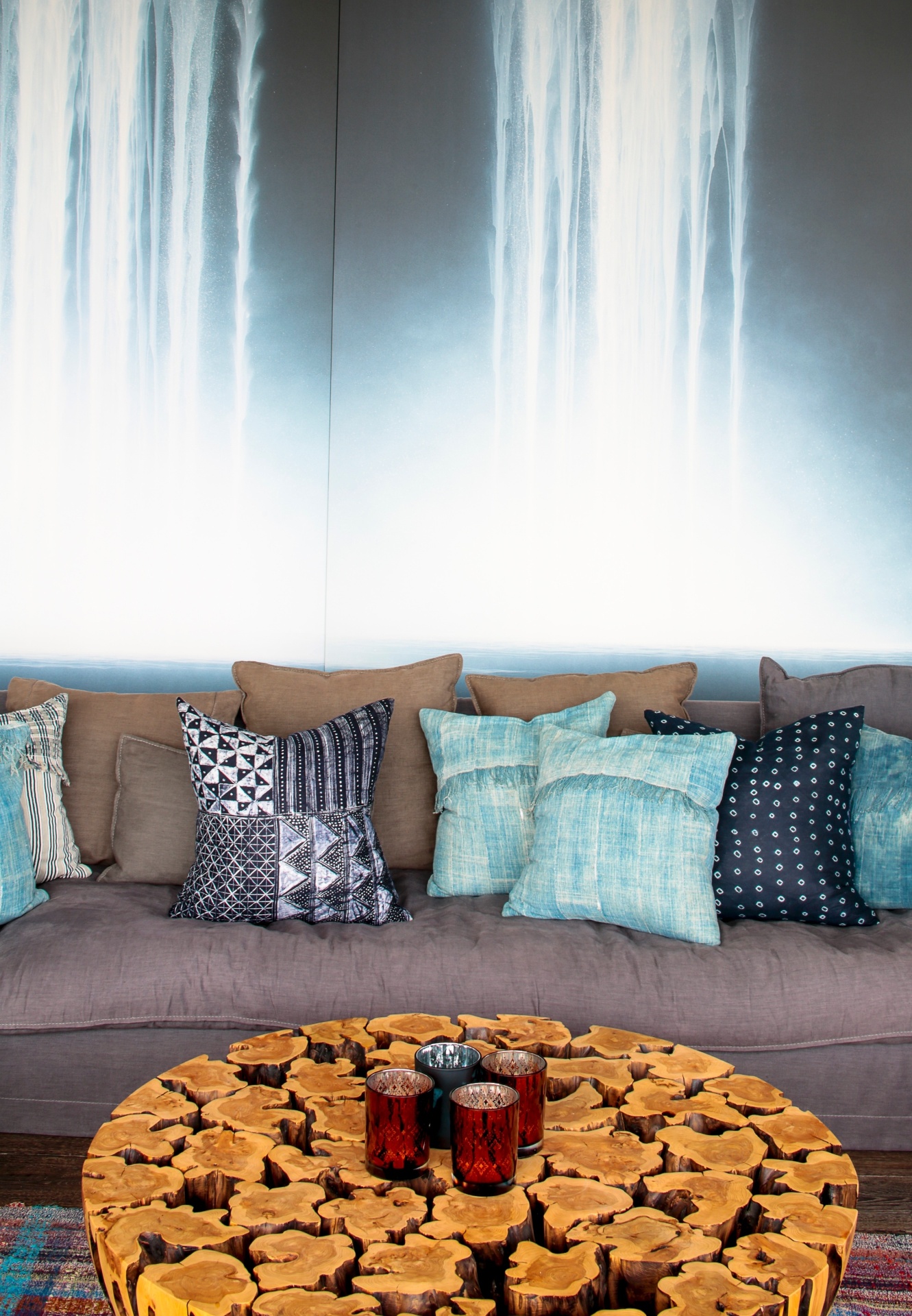 (Imagem do NYT, usar apenas no respectivo material) A mesa na sala de estar, criada por Jaehyo Lee, foi feita a partir de um jasmineiro. O sofá Kimono é da Avenue Road - Eric Striffler/ The New York Times