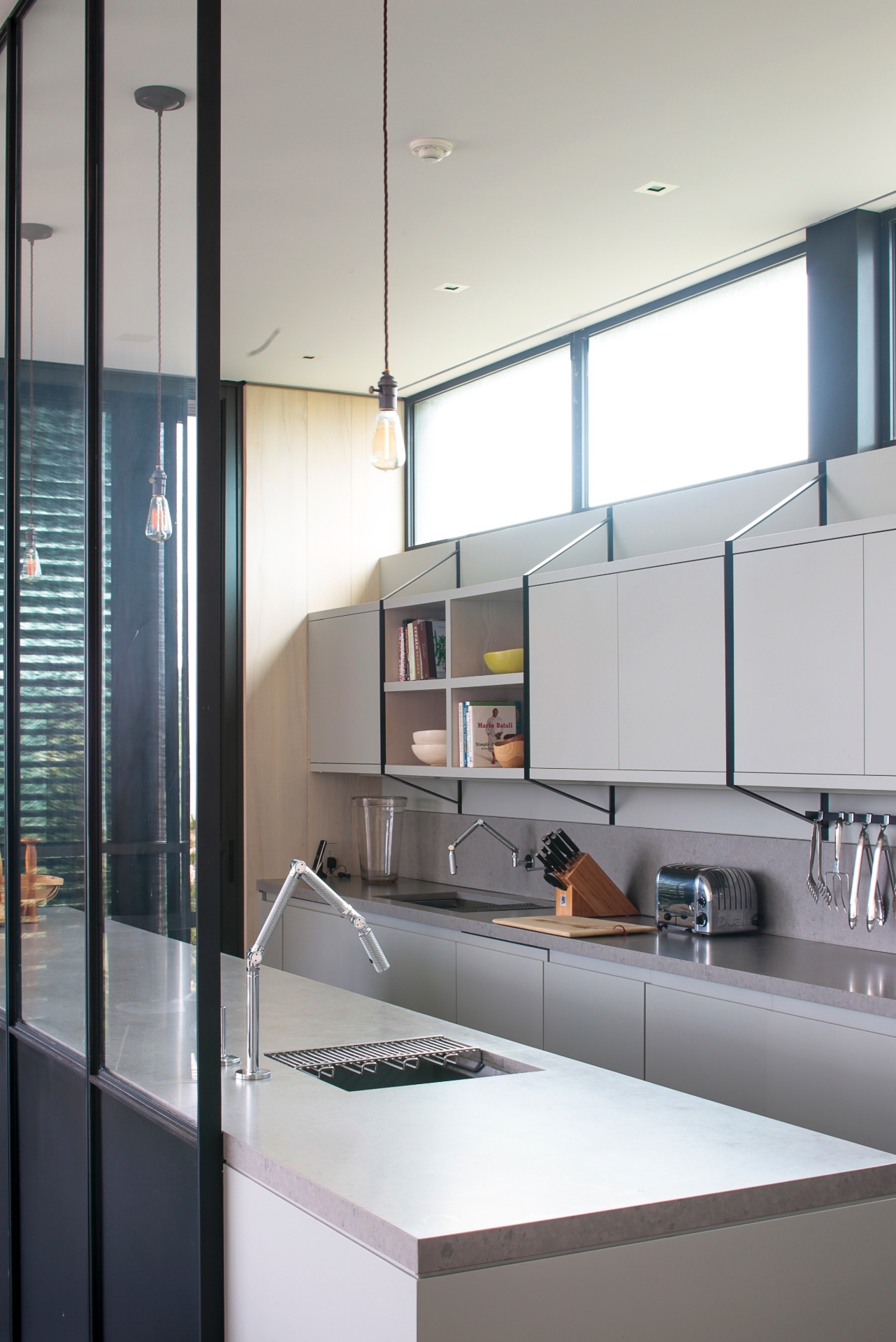 (Imagem do NYT, usar apenas no respectivo material) A cozinha planejada é moderna, mas resgata elementos da infância dos moradores da casa de praia em Long Island - Eric Striffler/ The New York Times