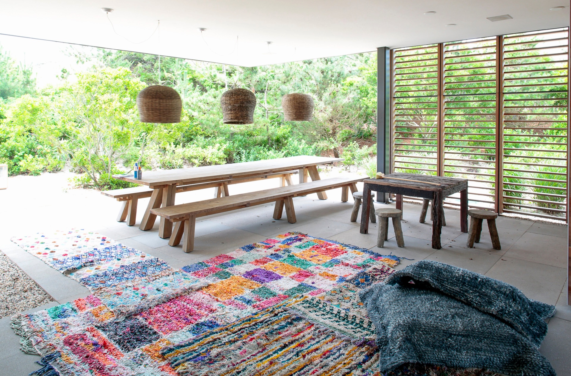 (Imagem do NYT, usar apenas no respectivo material) O pátio do andar térreo, com a sua mesa de piquenique e cobertores coloridos, é um lugar para cozinhar e desfrutar refeições informais - Eric Striffler/ The New York Times