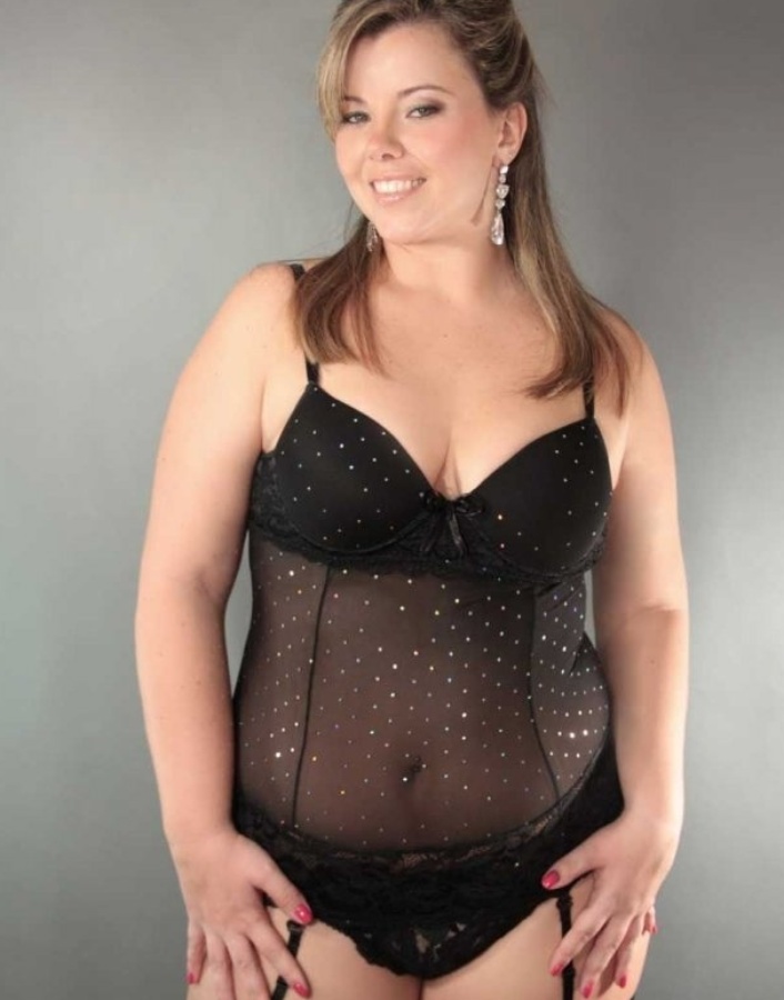 Conjunto de corpete com tule, calcinha e meias, da Ksell - Divulgação