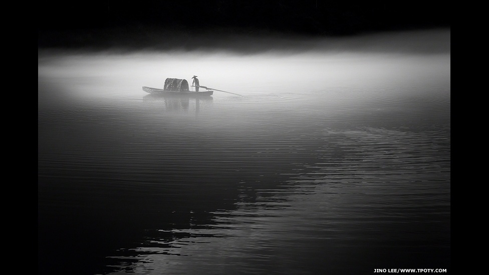 Na sessão de portfólios, Jino Lee, de Cingapura, foi o vencedor na categoria Monocromáticos por uma série de imagens de um pescador no rio Dong Jiang, na China - Jino Lee/Travel Photographer of the Year 2013