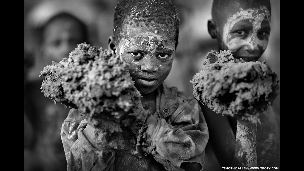 O concurso de fotografias Travel Photographer of the Year 2013 revelou seus vencedores. O prêmio máximo, o Cutty Sark Award, foi para o fotógrafo britânico Timothy Allen, pela série sobre um festival no qual as pessoas colocam novas camadas de barro em uma mesquita, no Mali. Ele também ganhou por seus ensaios com pessoas no País de Gales e Butão - Timothy Allen/Travel Phototographer of the Year 2013