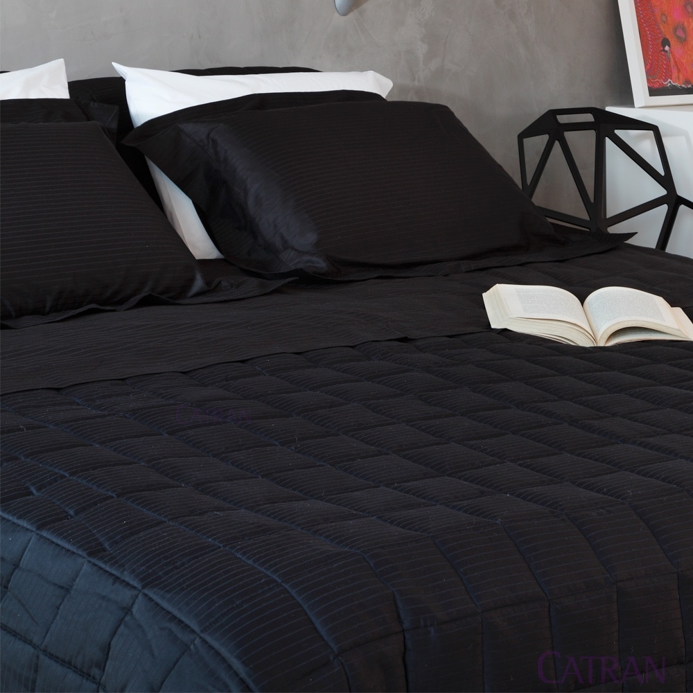 O jogo de cama Damask Stripes, da Buddemeyer, é confeccionado em cetim 300 fios. Na Catran (www.catran.com.br), o produto é vendido nos tamanhos casal, queen e king a partir de R$ 349 I Preços pesquisados em dezembro de 2013 e sujeitos a alterações - Divulgação
