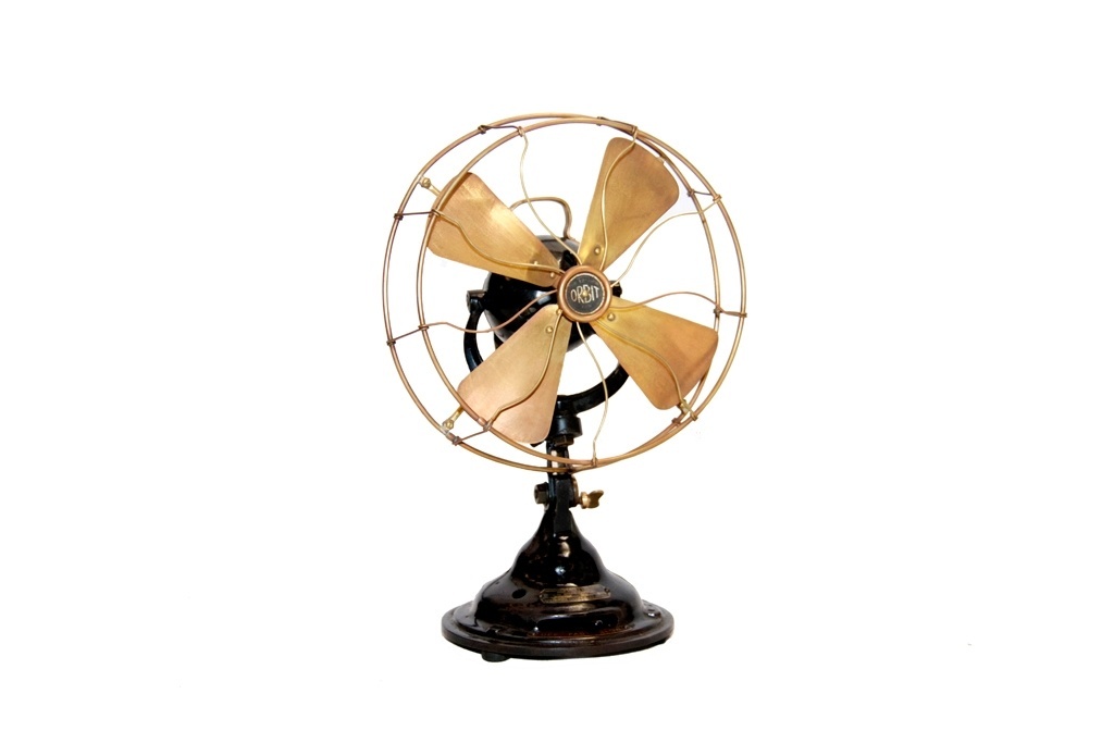 O ventilador em ferro e latão Orbit é uma peça original da década de 1940 que foi restaurada. Medindo 50 cm x 31 cm, sai por R$ 2.500 na Loja Teo (www.lojateo.com.br) - Divulgação