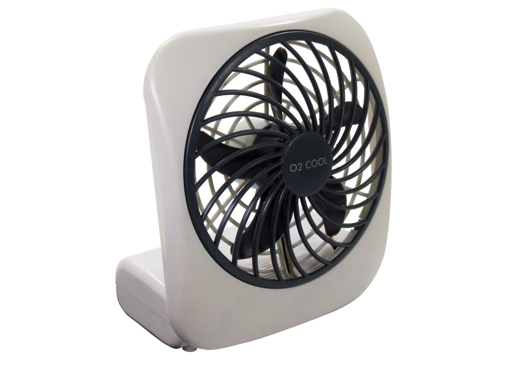 Esse ventilador de mesa possui botão liga-desliga, duas velocidades de operação e autonomia de até 72 horas. O produto funciona com duas pilhas D ou adaptador CA 3VCC e é fabricado em plástico injetado. Mede 26 cm x 17 cm e está à venda por R$ 34,90 na Tok & Stok (www.tokstok.com.br).  Preço válido para a loja Norte Shopping, no Rio de Janeiro - Divulgação