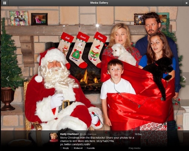 10.dez.2013 - Kelly Clarkson desejou a seus fãs um feliz Natal com uma foto de sua família olhando estranhamente para um Papai Noel sentado na cadeira. Ela aparece nas fotos com o marido, Brandon Blackstock, e os dois enteados