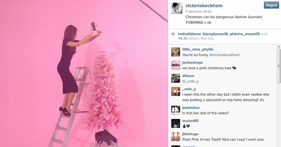 12.dez.2013 - Victoria Beckham coloca boneca como enfeite de árvore de Natal rosa, montada na loja de sua grife
