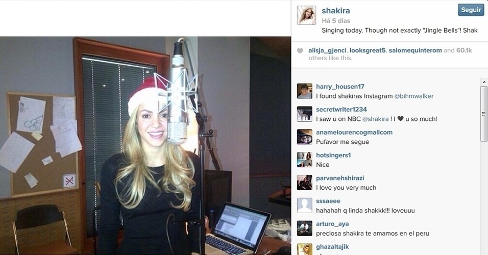 14.dez.2013 - Com gorro de Papai Noel, Shakira posta foto em estúdio e faz brincadeira com canção clássica de Natal. "Cantando hoje. Mas não é exatamente 'Jingle Bells'", escreveu a cantora
