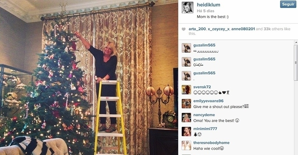14.dez.2013 - Heidi Klum mostra sua mãe subindo em uma escada para montar a árvore de Natal da família. "Mamãe é a melhor", escreveu a top model ao publicar a imagem