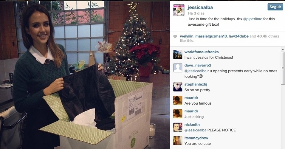 16.dez.2013 - Jessica Alba mostra presente de Natal que recebeu de uma grife. Ao fundo, é possível ver a árvore de Natal da atriz