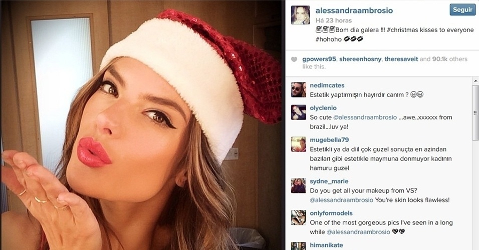 18.dez.2013 - Em clima de Natal, a modelo Alessandra Ambrósio posta foto usando um gorro de Papai Noel. "om dia galera !!! #christmas kisses to everyone #hohoho", escreveu a top a seus seguidores