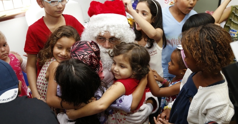 18.dez.2013 - Luigi Baricelli se veste de Papai Noel e alegra crianças na festa de Natal da Casa Ronald McDonald, no Rio de Janeiro