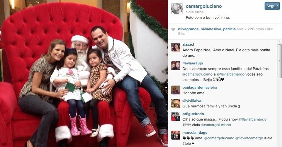 19.dez.2013 - Luciano Camargo e a mulher, Flávia, levam as filhas Helena e Isabella, de quatro anos, para ver o Papai Noel