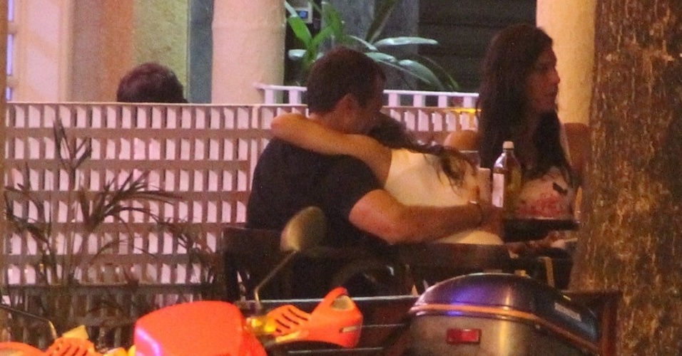 19.dez.2013 - Malvino Salvador e Kyra Gracie são fotografados aos beijos em restaurante no Leblon, na zona sul do Rio