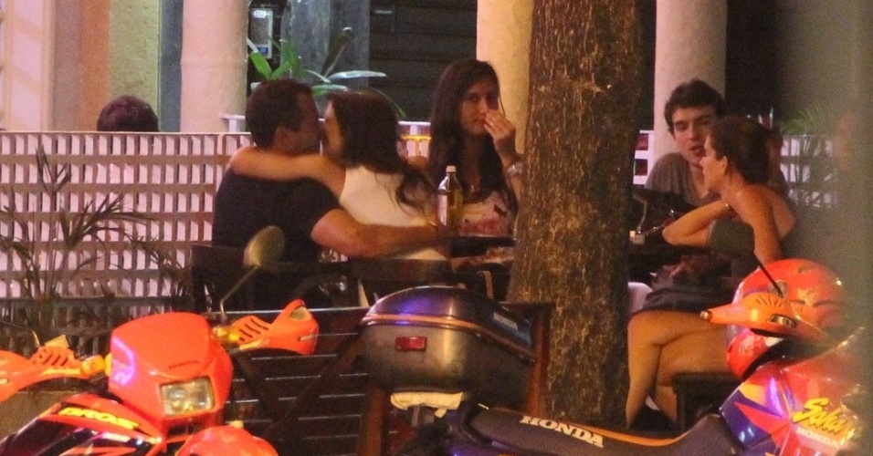 19.dez.2013 - Malvino Salvador e Kyra Gracie são fotografados aos beijos em restaurante no Leblon, na zona sul do Rio