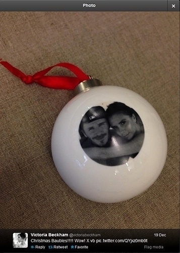 19.dez.2013 - Victoria Beckham mostra no Twitter bola de Natal personalizada com uma foto sua e do marido, o ex-jogador de futebol David Beckham