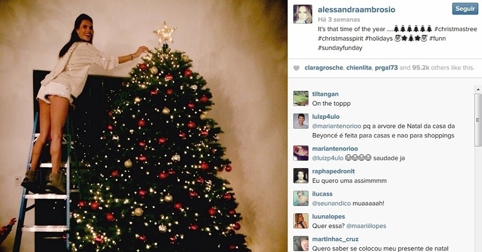 1.dez.2013 - Alessandra Ambrósio monta a árvore de Natal de sua família. "É aquela época do ano", escreveu ao postar a imagem