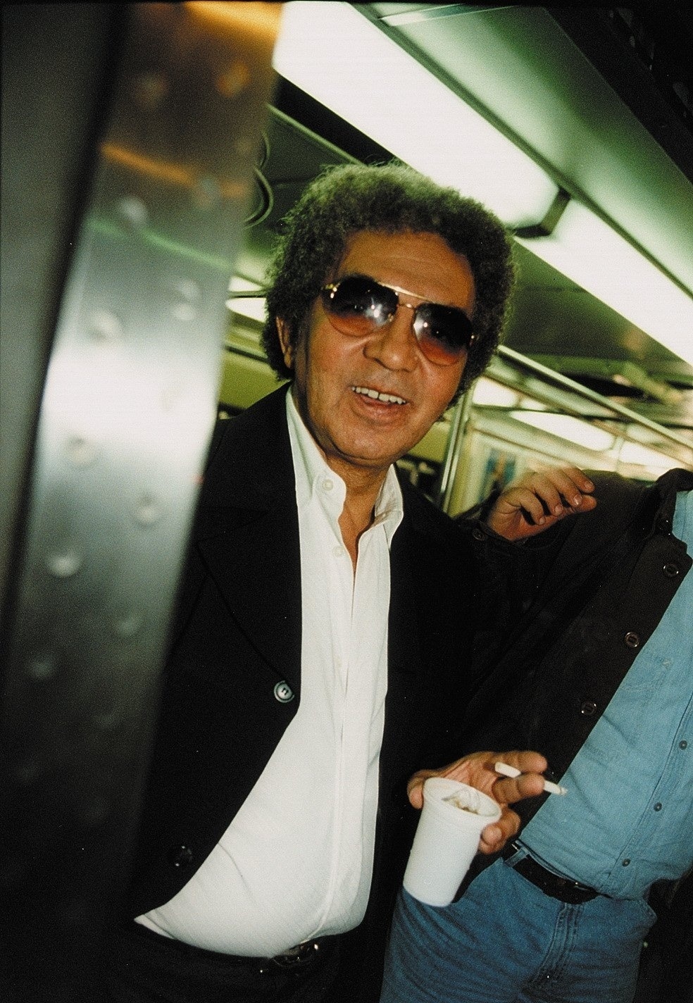 28.abr.1999 - Reginaldo posa dentro de vagão de trem - Rogério Albuquerque/Folhapress