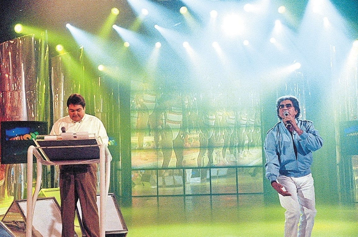 28.nov.1999 - O cantor Reginaldo Rossi durante gravação do programa "Domingão do Faustão", quando lançou o disco "Reginaldo Rossi the king" - Luiz Eduardo Perez/Folhapress