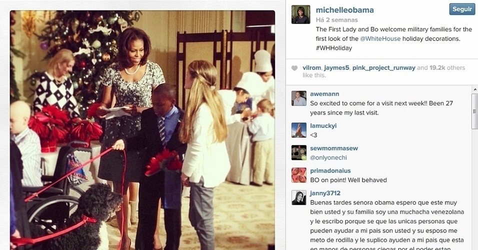 4.dez.2013 - Michelle Obama, mulher do presidente norte-americano Barack Obama, recebe militares e suas famílias para ver pela primeira vez a decoração de Natal da Casa Branca para 2013. A primeira-dama estava acompanhada de Bo, o cão da família