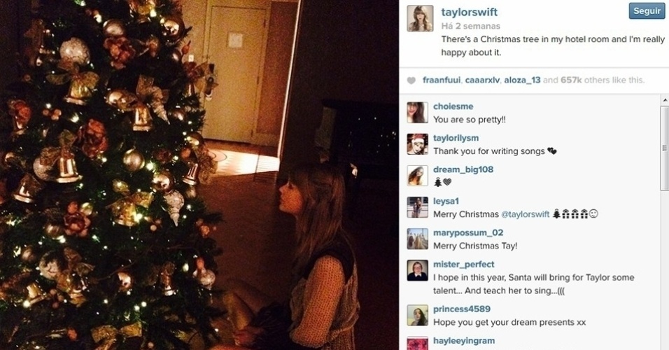 4.dez.2013 - Taylor Swift posa ao lado de árvore de Natal de hotel. "Há uma árvore de Natal no meu hotel e eu estou realmente feliz por causa disso", escreveu a cantora ao mostrar a imagem a seus seguidores
