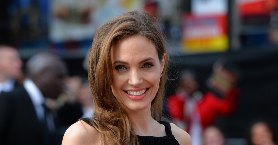 A atriz Angelina Jolie foi subemtida a uma dupla mastectomia em maio de 2013