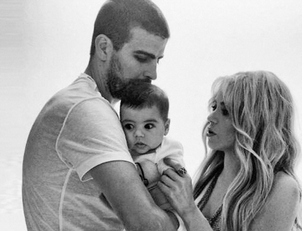 A cantora Shakira posa com o marido,  Gérard Piqué, e o filho, Milan