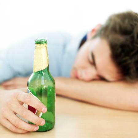 Um dos primeiros alertas é para o consumo abusivo de bebidas alcoólicas e a mistura com energéticos - Getty Images
