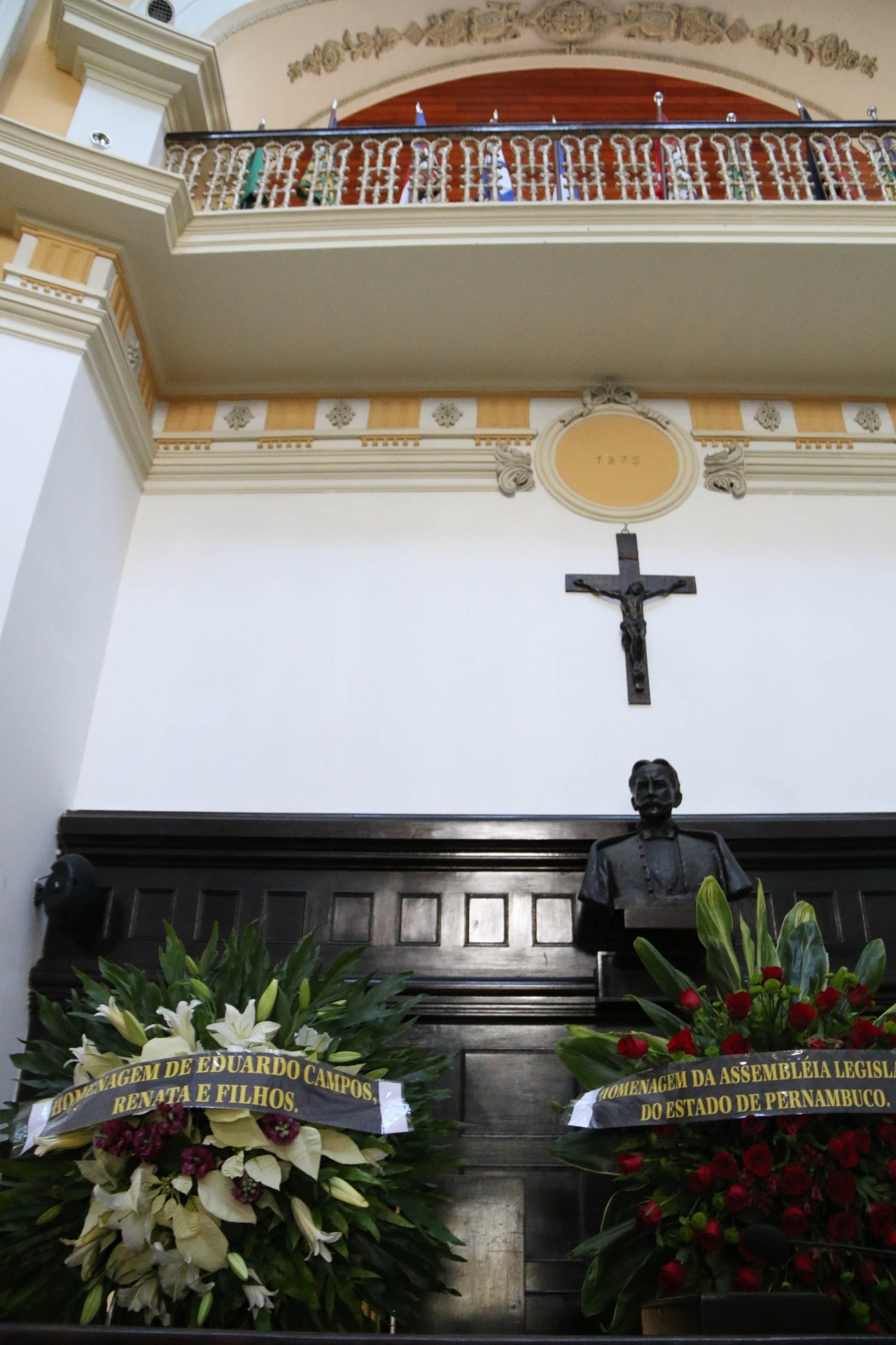 20.dez.13 - Coroas de flores no velório de Reginaldo Rossi - Sergio Bernardo/UOL