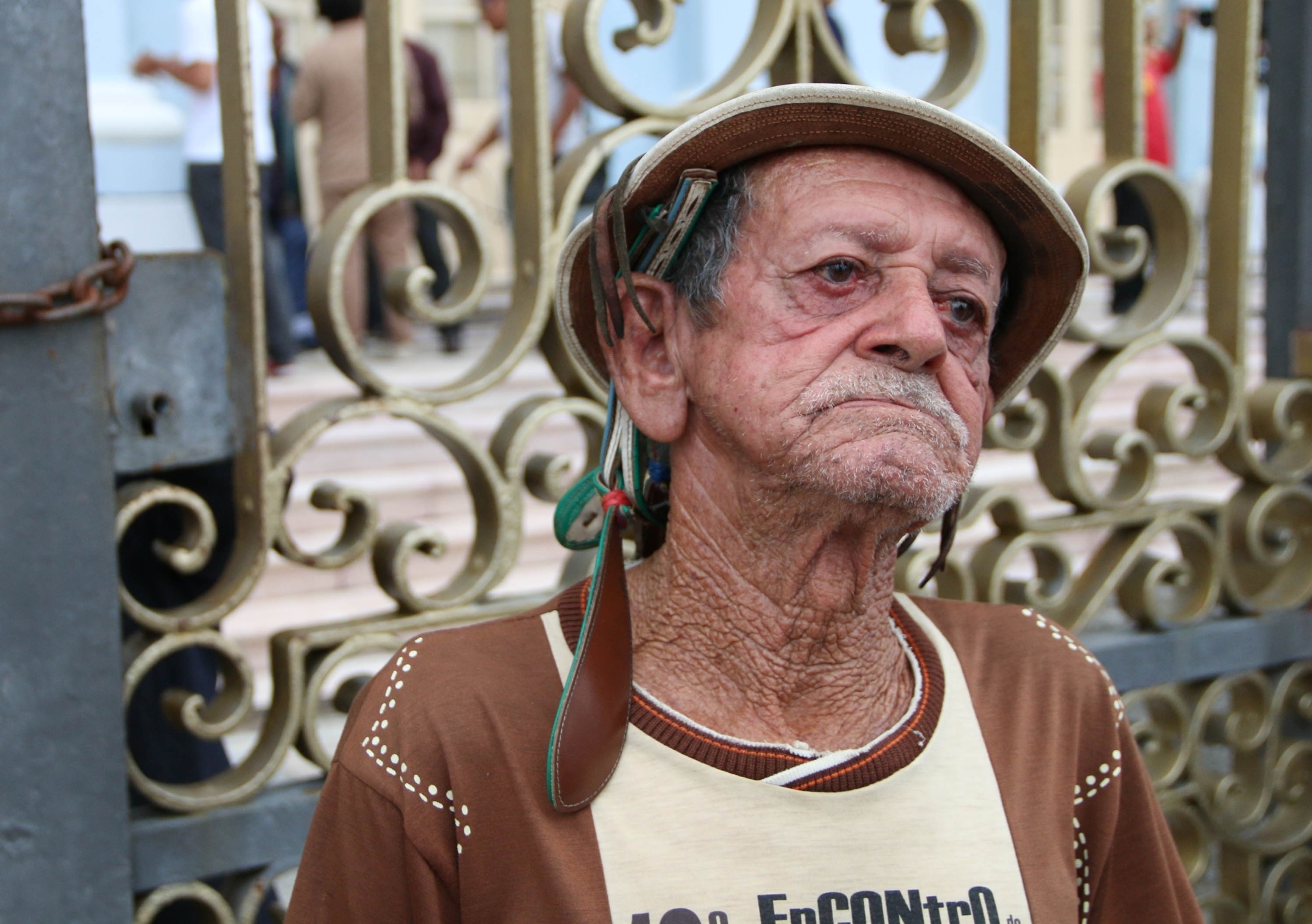 20.dez.13 - Fã aguarda a chegada do corpo de Reginaldo Rossi - Sergio Bernardo/UOL