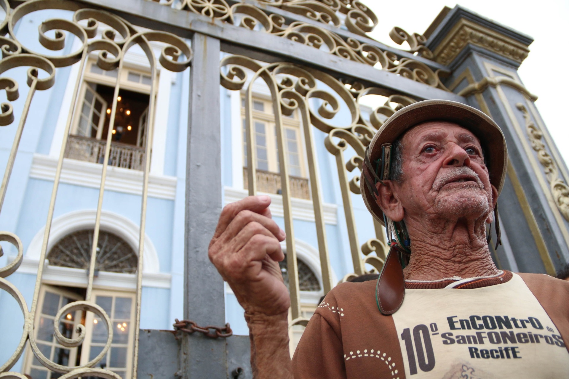 20.dez.13 - Fã aguarda a chegada do corpo de Reginaldo Rossi - Sergio Bernardo/UOL