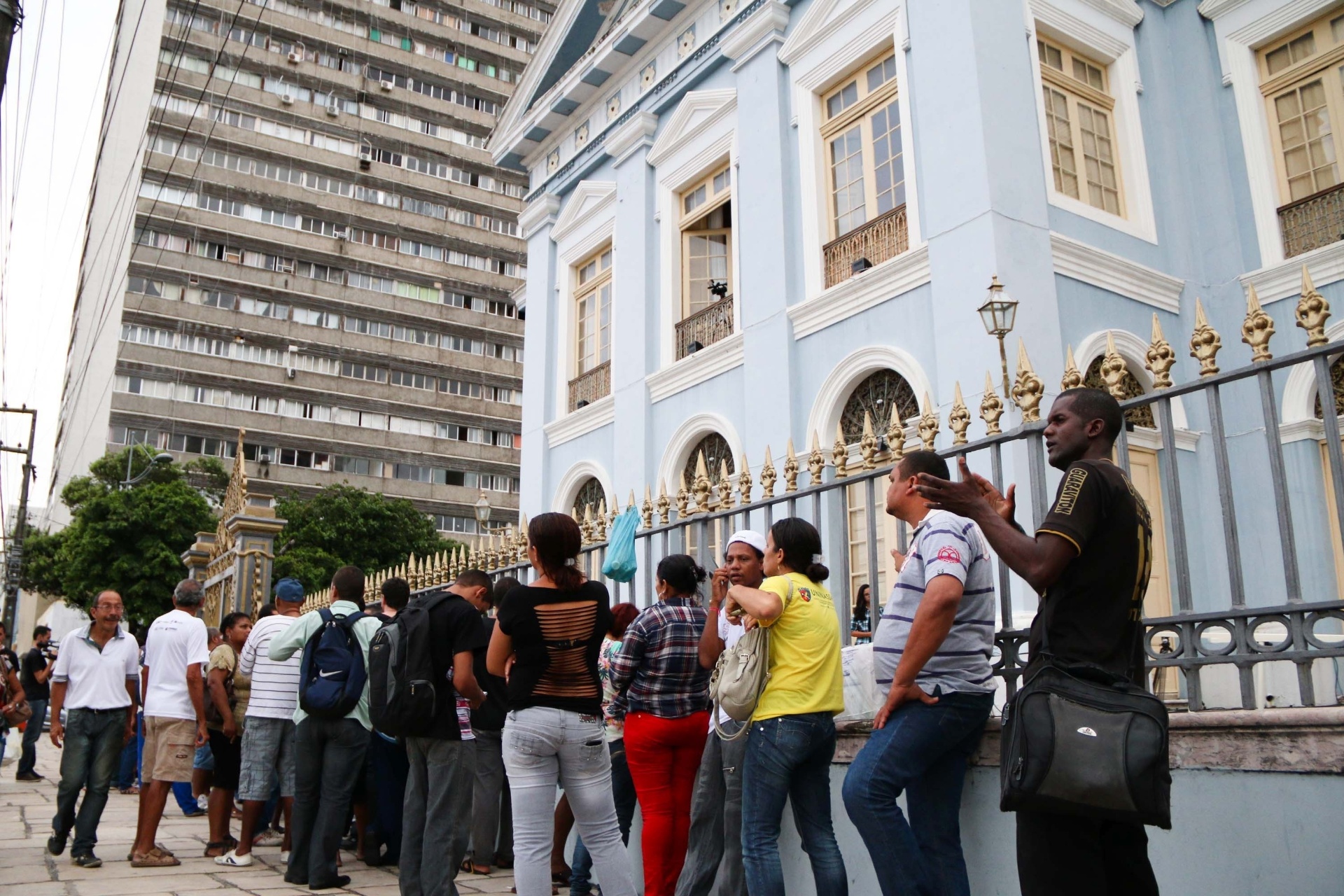 20.dez.13 - Fãs fazem fila à espera do corpo de Reginaldo Rossi no velório do cantor - Sergio Bernardo/UOL