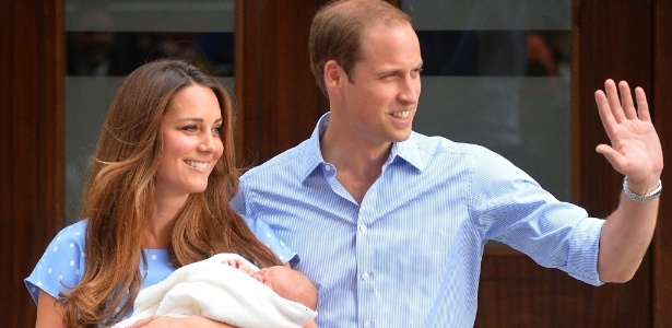 O príncipe William e sua mulher, Kate Middleton, em foto na época em que deixaram o hospital St. Mary, em Londres, com o filho do casal, que nasceu no dia 22 de julho. George é o terceiro na linha de sucessão na família real britânica