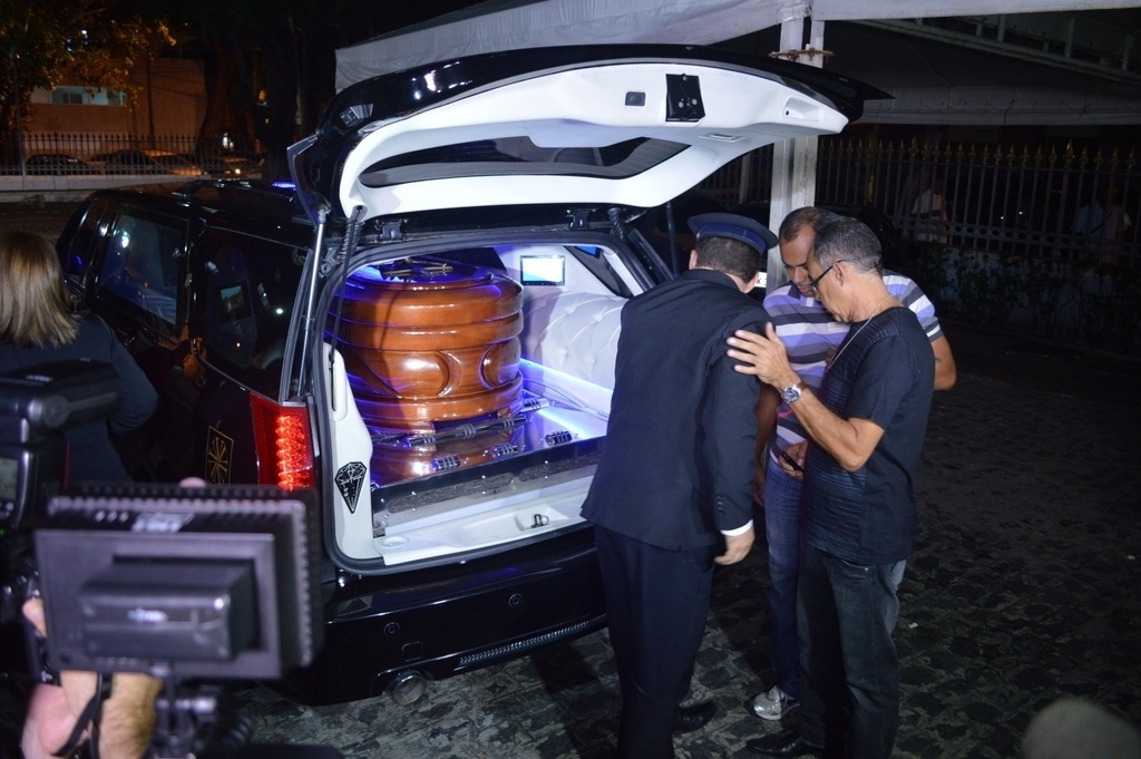 20.dez.13 - O caixão de Reginaldo Rossi - Felipe Souto Maior/AgNews