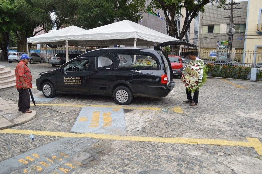 20.dez.13 - O caixão de Reginaldo Rossi - Felipe Souto Maior/AgNews