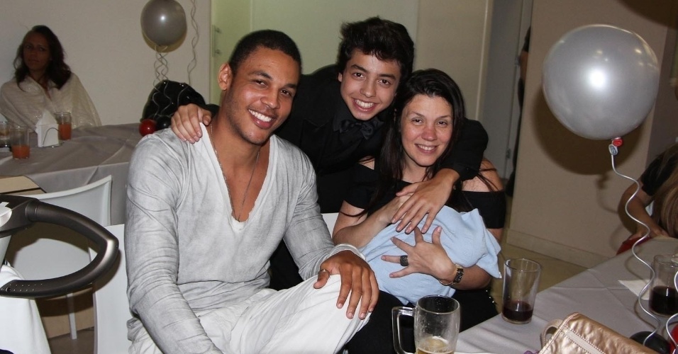 Simony com o marido, Patrick Silva Souza, e os filhos, Ryan, e Anthony (no colo)
