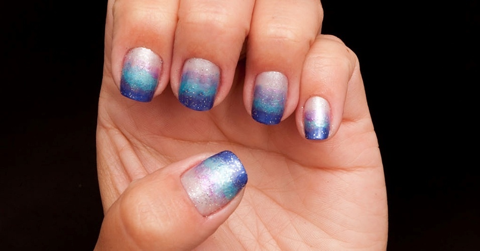 Tutorial: unhas com sombra em pó imitam desenho de asas de borboletas - Fabiano Cerchiari/UOL