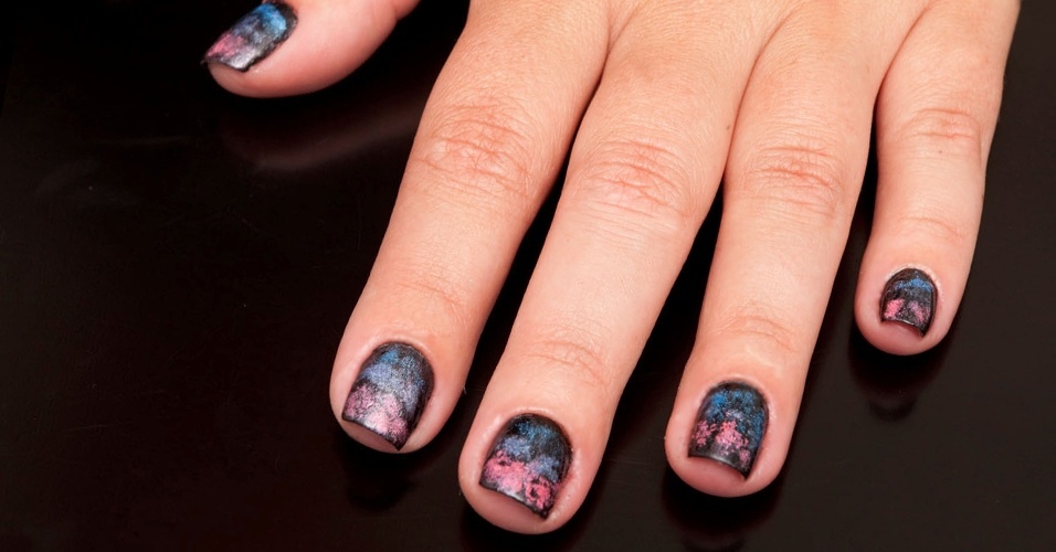 Tutorial: unhas com sombra em pó imitam desenho de asas de borboletas - Fabiano Cerchiari/UOL