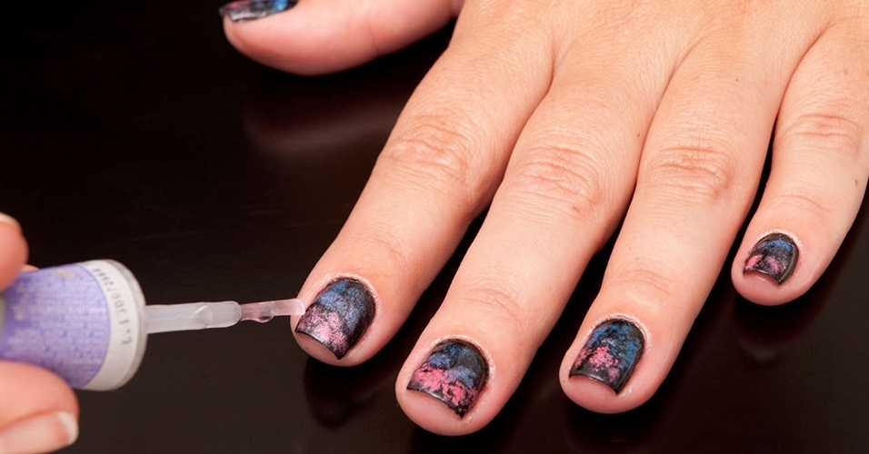 Tutorial: unhas com sombra em pó imitam desenho de asas de borboletas - Fabiano Cerchiari/UOL