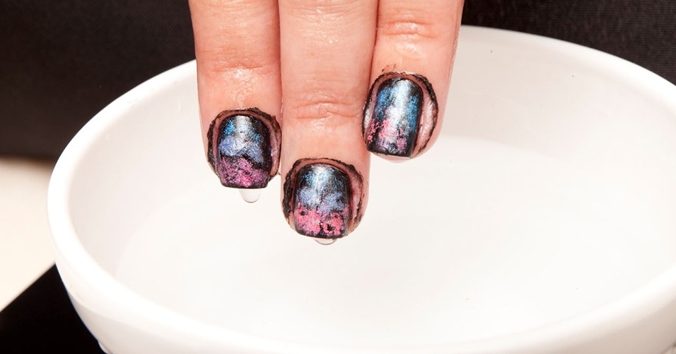 Tutorial: unhas com sombra em pó imitam desenho de asas de borboletas - Fabiano Cerchiari/UOL