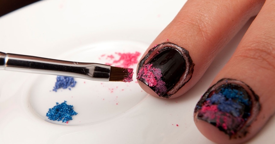 Tutorial: unhas com sombra em pó imitam desenho de asas de borboletas - Fabiano Cerchiari/UOL