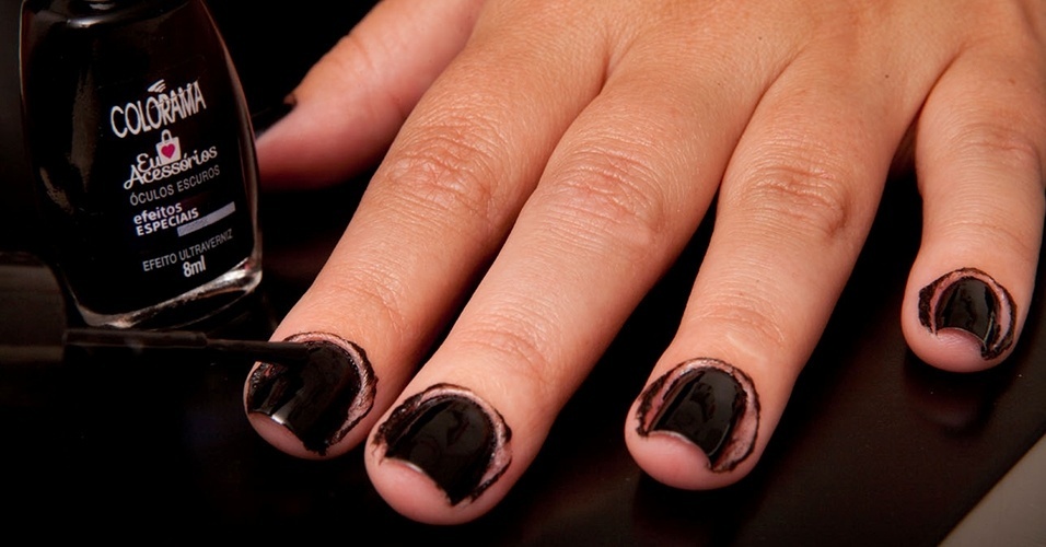 Tutorial: unhas com sombra em pó imitam desenho de asas de borboletas - Fabiano Cerchiari/UOL