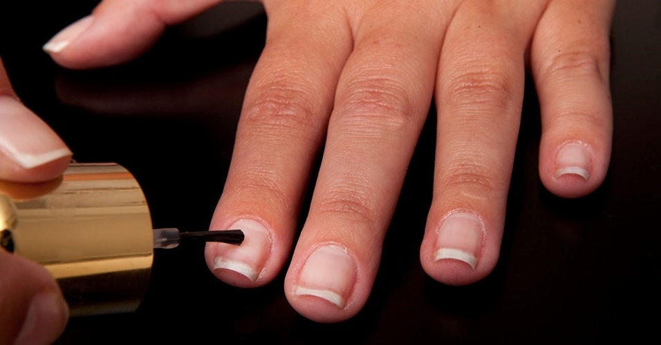 Tutorial: unhas com sombra em pó imitam desenho de asas de borboletas - Fabiano Cerchiari/UOL