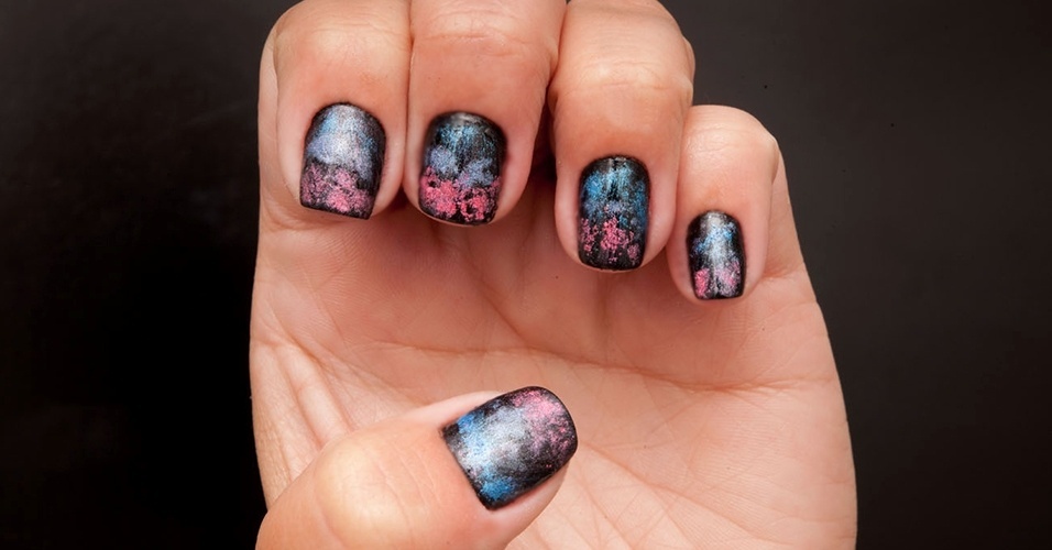 Tutorial: unhas com sombra em pó imitam desenho de asas de borboletas - Fabiano Cerchiari/UOL