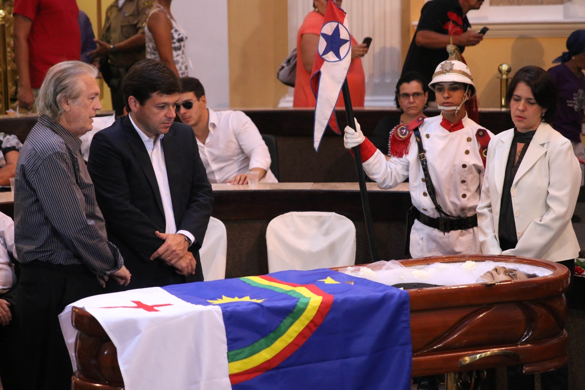 21.dez.13 - Luciano Bivar, ex-presidente do Sport Club do Recife e o prefeito Geraldo Júlio no velório de Reginaldo Rossi - Sergio Bernardo/UOL