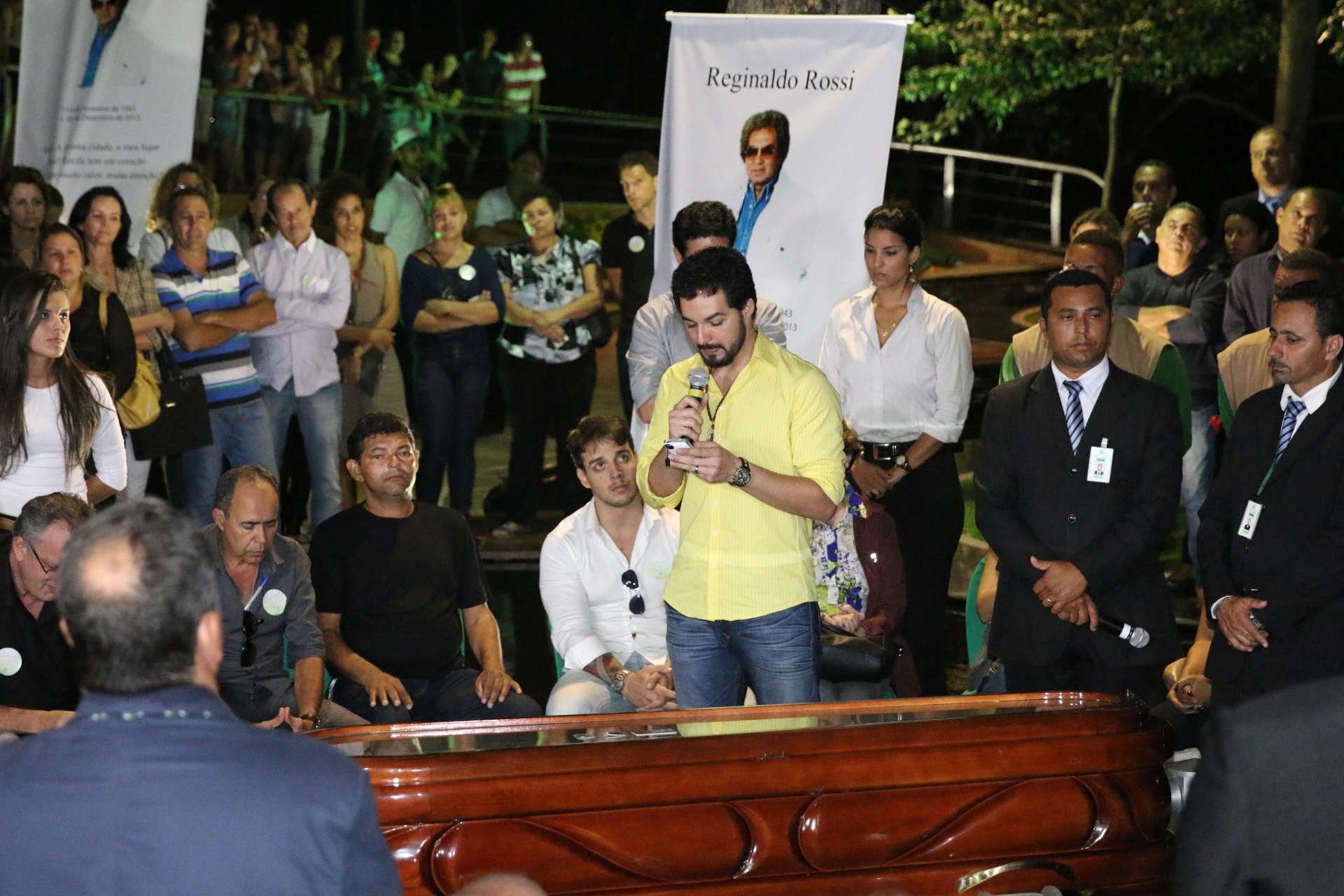 21.dez.2013 - Reginaldo Rossi é enterrado em Paulista (PE) - Sergio Bernardo/UOL