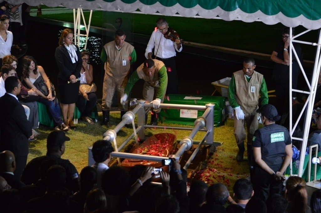 21.dez.2013 - Reginaldo Rossi é enterrado em Paulista (PE) - Felipe Souto Maior/AgNews