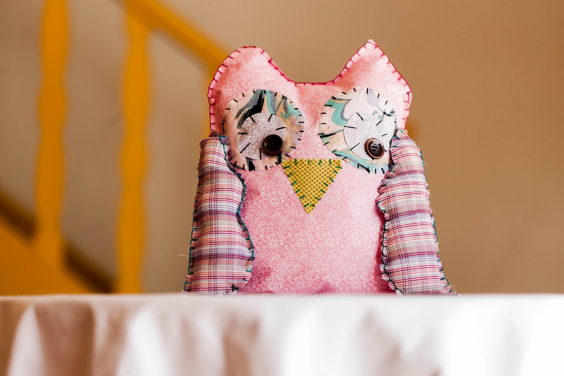 A coruja tem sido tema recorrente na decoração de ambientes dedicados às crianças. Pensando nisso, o UOL Gravidez e Filhos convidou a estilista e artista plástica Georgia Halal (www.georgiahalal.com.br) para mostrar como é simples fazer uma almofada no formato da ave usando retalhos de tecidos. Acompanhe o passo a passo | Por Silvana Maria Rosso - Do UOL, em São Paulo - Leonardo Soares/UOL