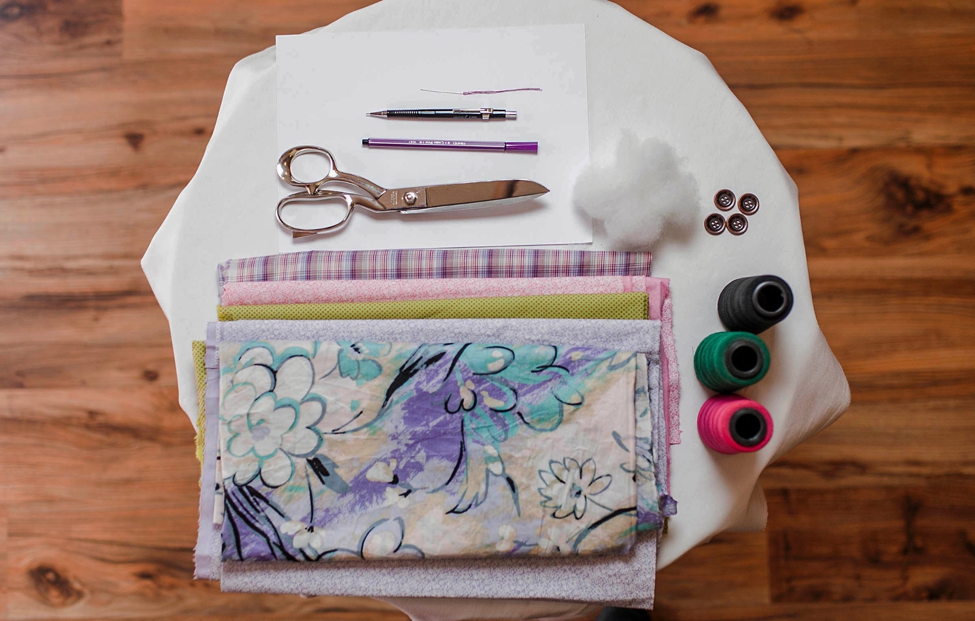 Veja quais são os materiais necessários para fazer uma almofada em formato de coruja: papel sulfite (tamanho ofício); agulha; lápis; caneta; tesoura; manta acrílica; botões e linhas das cores desejadas - Leonardo Soares/UOL